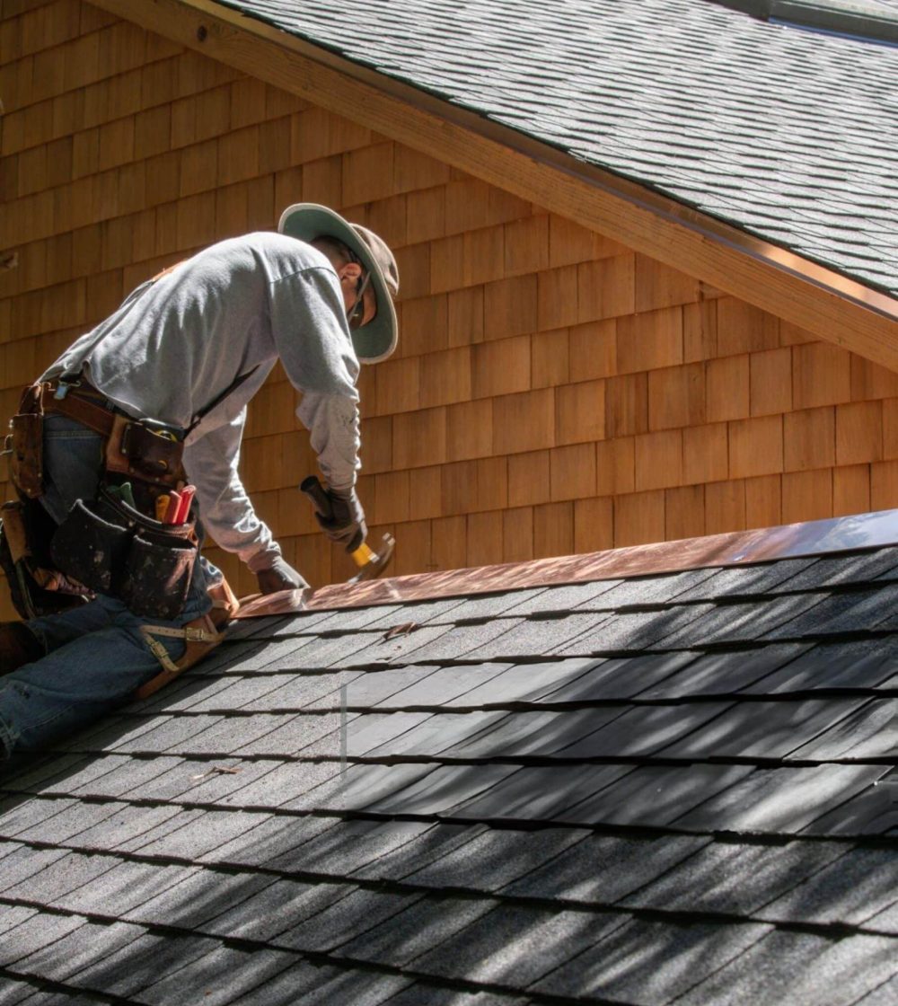 Bruce Toiture: Une personne effectuant des travaux de toiture.